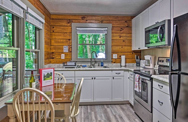 Clyde Cabin Hideaway: Porch & Grill