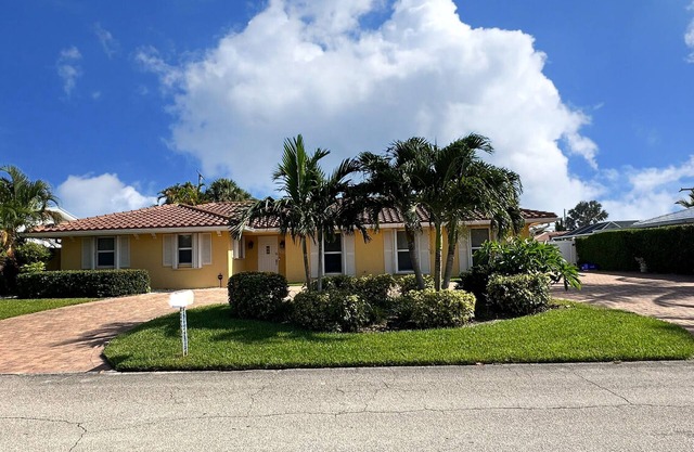 Coastal Casa~Walk to Beach~Pet Friendly~Boat & Golf Cart Rentals~3BR/2Bath