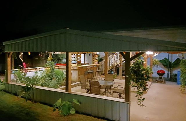 Coastal Charm, tropical oasis. Fishing right across the street. Pet-friendly