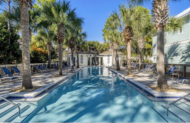 Coastal Charm: 4BR w/Free Golf Cart, Near Pool & Eastern Lake!