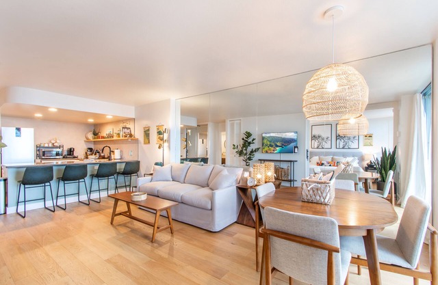 Coastal Chic Condo with Ocean View & Full Kitchen