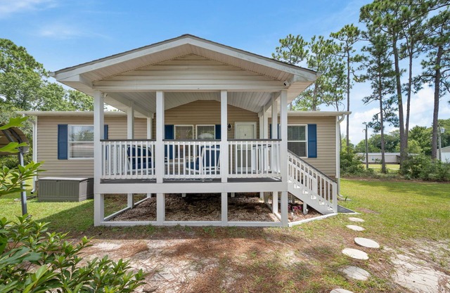 Coastal Comfort at Mainsail Shenanigans – Minutes from Beach & Downtown