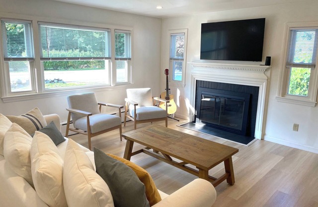 Coastal Comfort in Rye: 1 Mile to Beach & 8 Minutes to Downtown Portsmouth