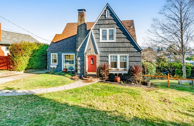 Coastal cutie with a large yard, deck, washer/dryer, & fuse ball table