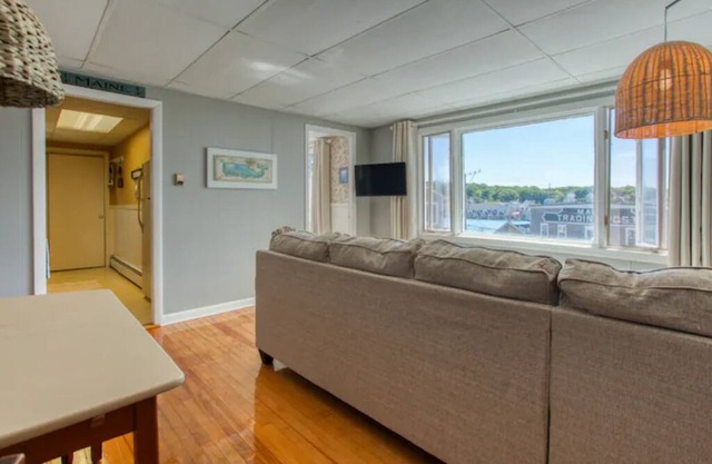 Coastal downtown 1 Bed, 1 Bath, full kitchen w/harbor view