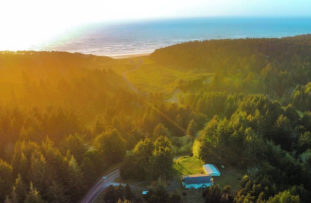Coastal Escape: Gorgeous 4-Bed Home in Bandon