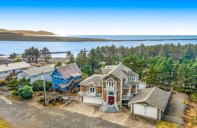Coastal estate with private hot tub, enclosed yard, firepit, & game room