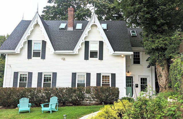 Coastal Getaway: walk to beach and town
