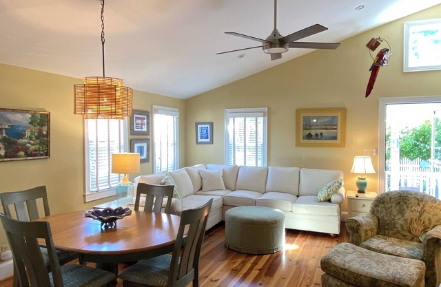 Coastal hideaway in downtown Beaufort. Walk to shops and restaurants!
