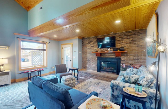 Coastal home with private hot tub and fire-pit, close to local attractions