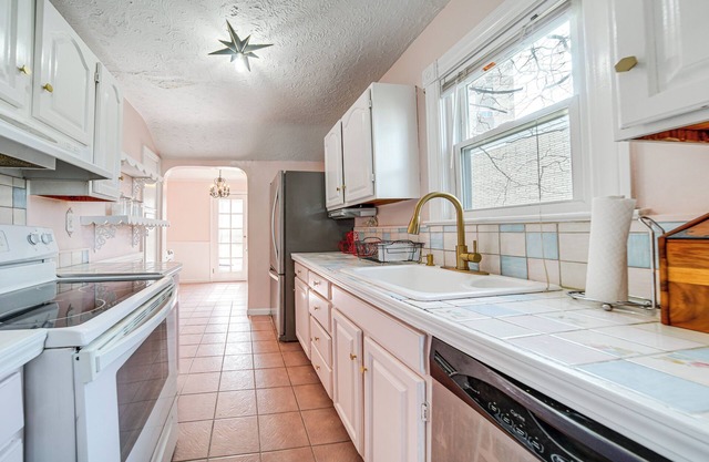 Coastal Lake Erie Cottage w/Amazing Water Views!