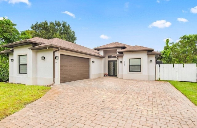 COASTAL LUXURY 4BD HOME W POOL, PRIME LOCATION 5 MIN TO TOP BEACHES AND DOWNTOWN