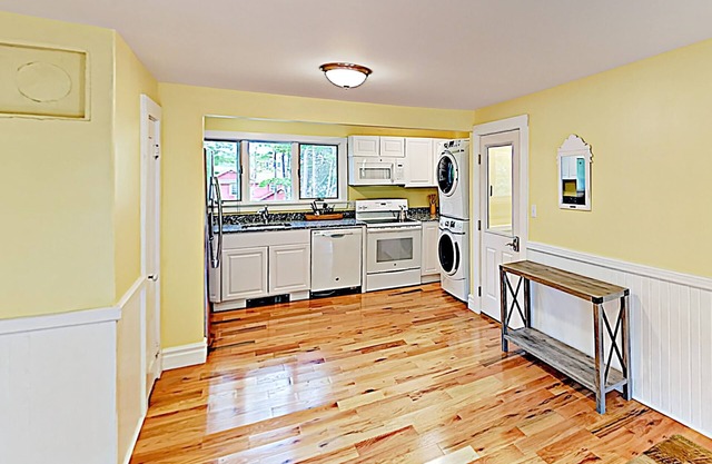 Coastal New England gem with decks - 1 block to Sorrento Harbor