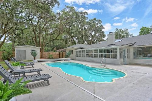 Coastal Pool Retreat Near Beach Downtown & Fun