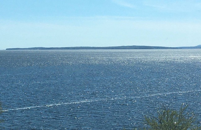 Coastal Retreat: Your Perfect Maine Vacation Getaway.nnPet Friendly