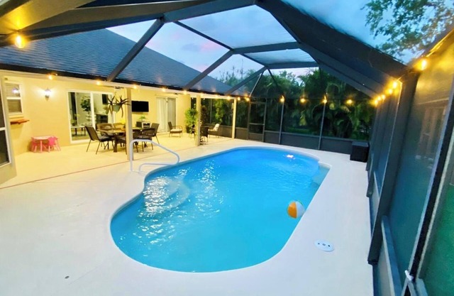 Coastal Retreat: 4Br Home for families heated pool /8 min to Beaches , River