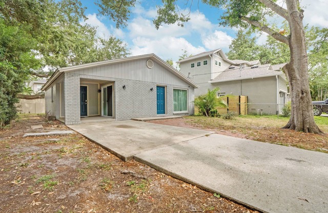 Coastal Retreat - Spacious & Cozy - Prime Setting