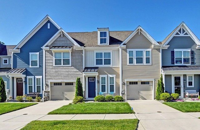 Coastal Style 3 Bed, 2.5 Bath Townhouse in Bishop's Landing Community! Pet Friendly! Wifi Available, Pool, Playground, Tennis, Fitness Center, Shuttle Service!