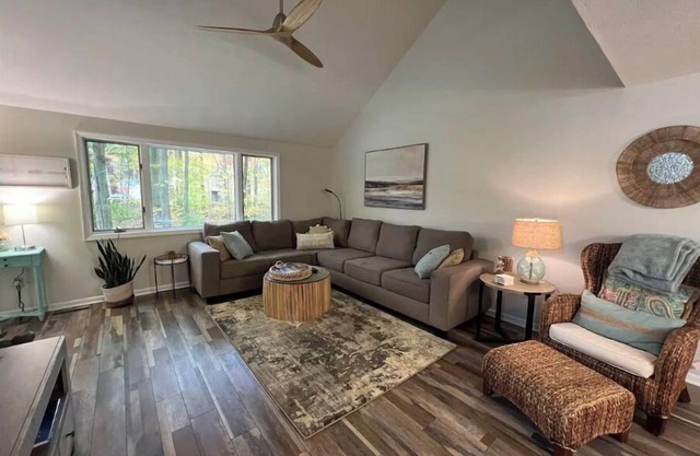 Coastal theme/wooded & large deck/fenced-in yard