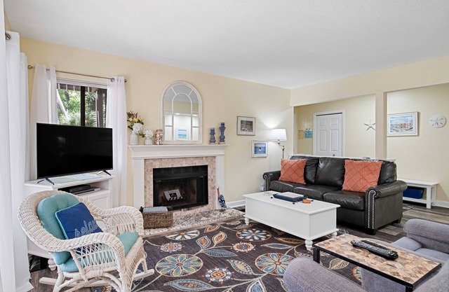 Coastal villa with 8 min walk to the beach, spacious, & charming in Shipyard