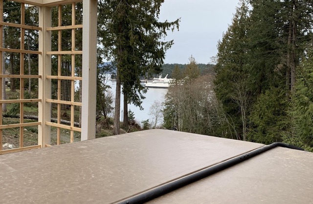 Coastal Wishes- stunning view, hot tub, lux apartment sized suite