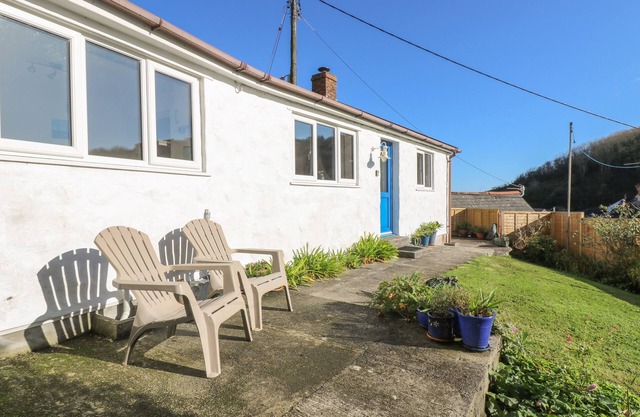 COCKLE ISLAND COTTAGE, romantic, with open fire in Porthallow