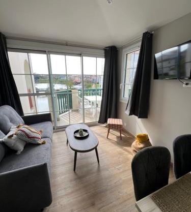 Coco studio 2 adultes et 2 enfants avec terrasse vue sur le Lac et accès parc aquatique gratuit
