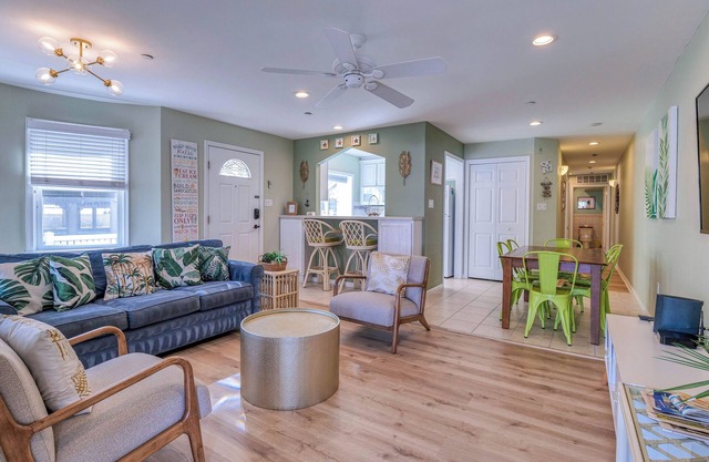Coconut Cove: ACROSS from beach + boardwalk + parking w/Full Linen Service!