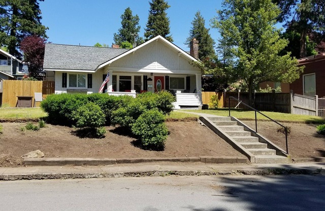 Coeur d'Alene's Famous Lakeshore Cottage close to the beach!