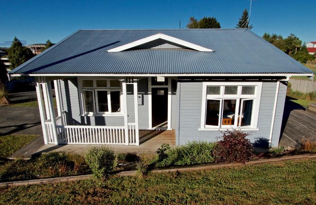 Cole Cottage with Spa - Ohakune Holiday Home