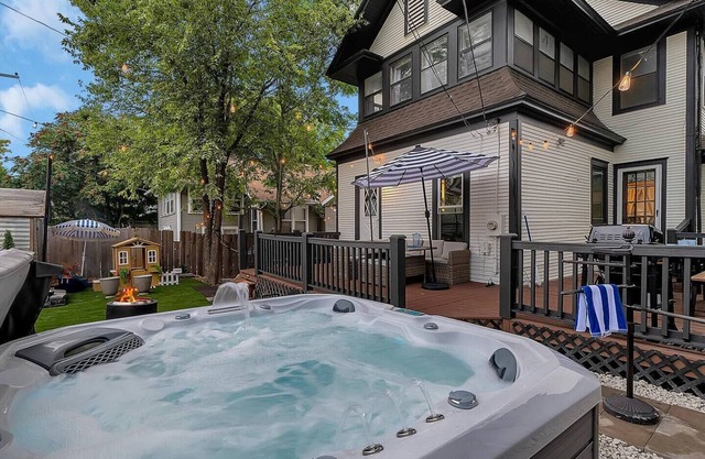 College Hill Creole - Hot Tub! Massage Chair! Fire Pit! Amazing Outdoor Space!