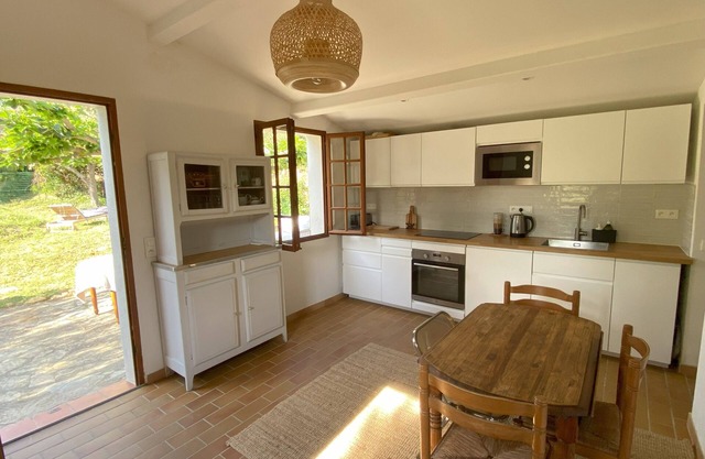 Collinette des Lecques, 4 guest house. Large garden - 5mn walk to the beach