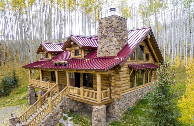 Colorado Luxury Log Home of your dreams in the aspens off the grid