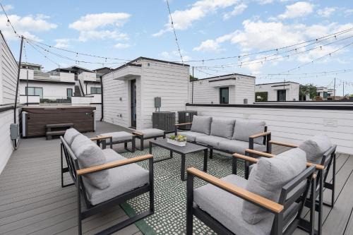 Coloratura - 2 Units w/Hot Tubs - Near Broadway