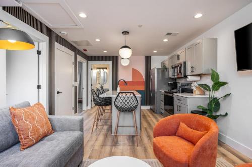 Colorful 2 Bedroom Retreat with 3 Beds Patio and Free Parking