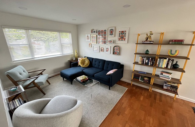 Colorful asbury vacation home - 1+ mile to beach!