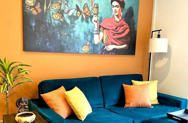 Colorful Casa Frida 10m downtown
