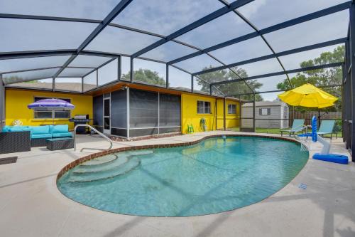 Colorful Cottage with Lanai 7 Mi to Cortez Beach!