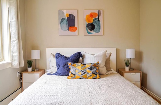 Colorful downtown condo, 2 bedrooms, king bed