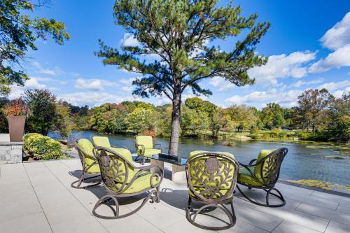 Columbia Lakefront Escape Serenity Room and Patio