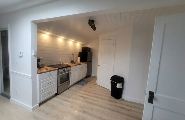 Come enjoy 7 miles of beaches in sunny OOB in this 2 bedroom condo.