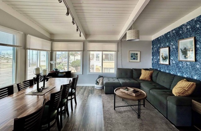 Come enjoy the sunset at this Harbor view townhouse! Parking, Beach Gear +Dog!