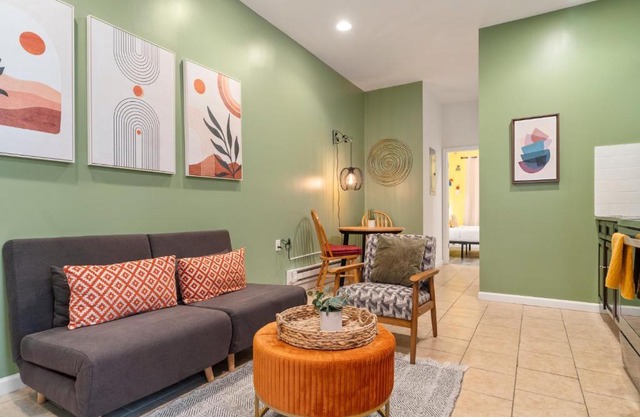 COME HOME TO GROCERIES! ENTIRE APT, NEAR CNTR CiTY