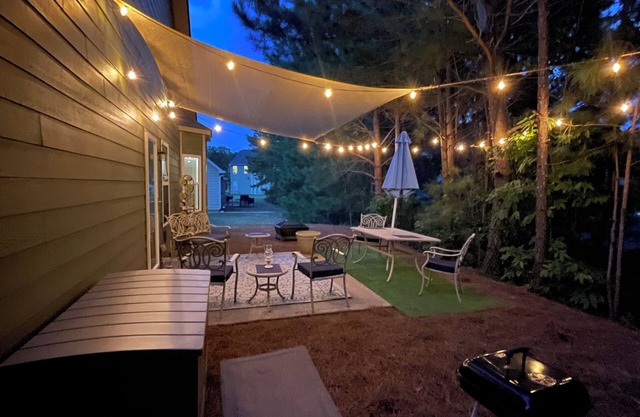 Come relax and enjoy this peaceful home away from home. Our guests are priority.