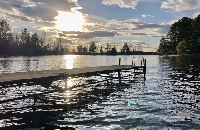 Come relax in a Tranquil Cottage on Island Lake!