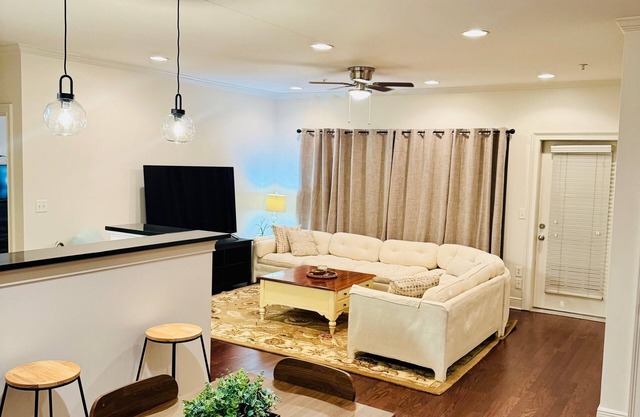 Come Stay at The Bama Babe nwalking distance to The UofA Campus!