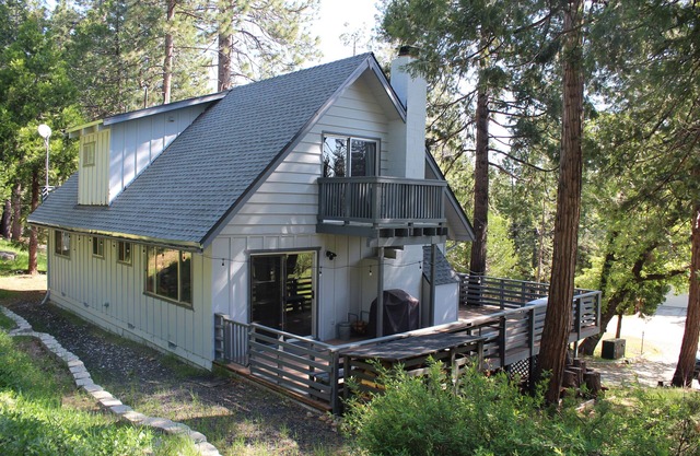 Come stay & play in our family-friendly cabin.your very own mountain getaway!