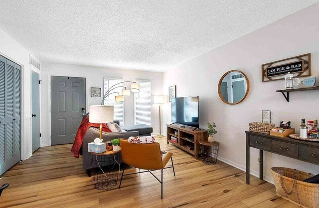 Come stay with us at this modern 2, bed 1 bath apartment located in West Wichita