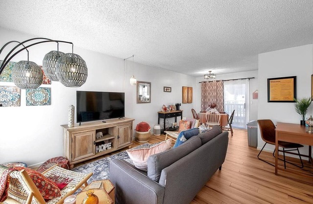 Come stay with us at this modern 2, bed 1 bath apartment located in West Wichita
