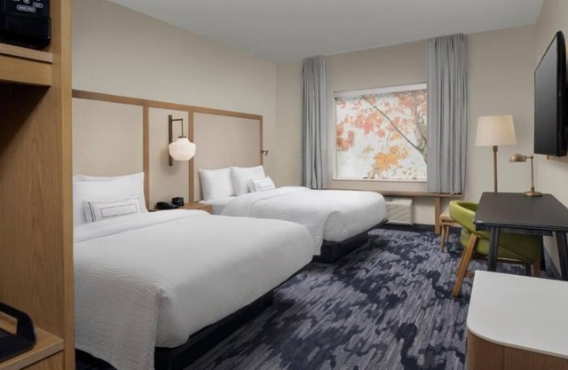 Comes with FREE Breakfast! 3 Relaxing Units! Outdoor Pool, Pets are Welcome!